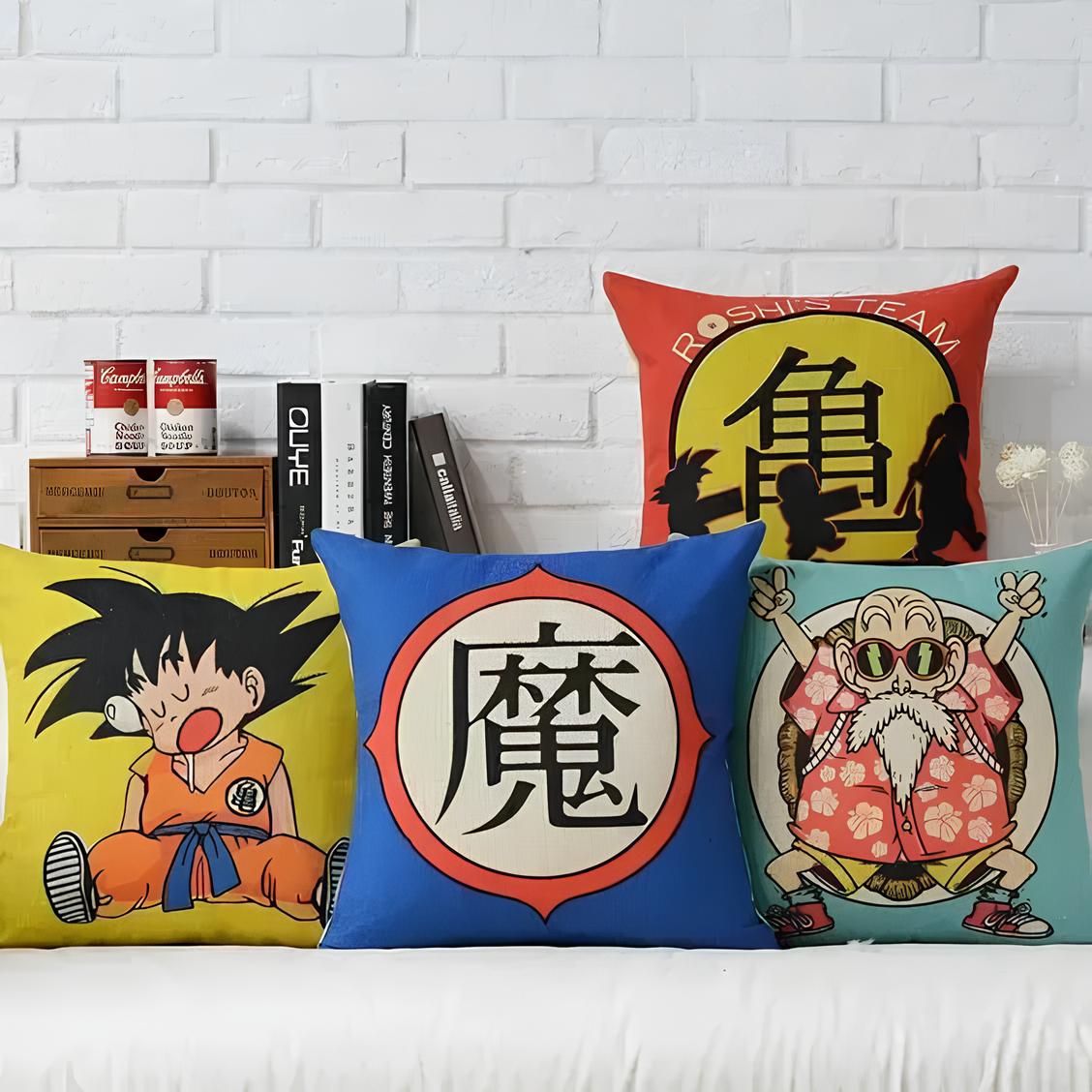 quatro almofadas com estampas de animes, atrás delas livros e objetos decorativos.