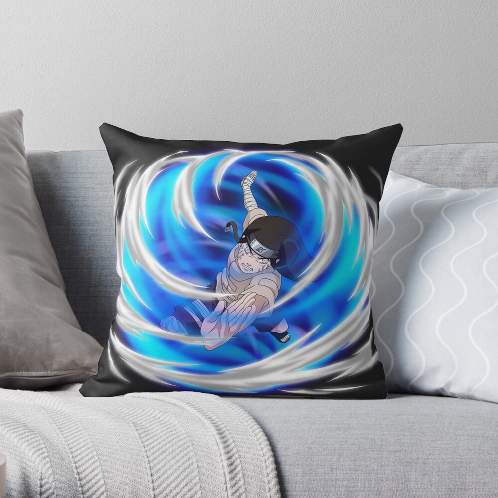sofá na cor cinza com uma almofada de anime em cima dela e uma manta na cor cinza claro..