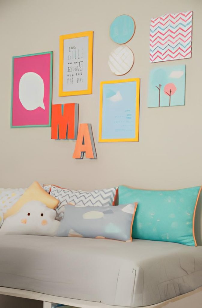 quarto infantil com cama e algumas almofadas infantis em cima dela, atrás na parede quadrinhos infantil pendurados para decorar.