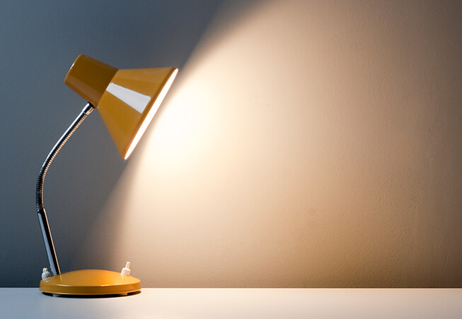 modelo de uma luminária ligada flexível na cor amarela.