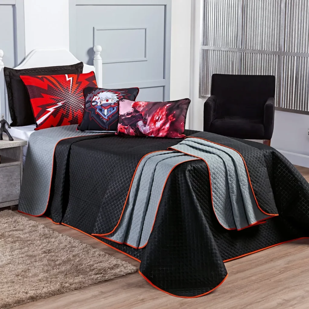 quarto com cama de solteiro, com roupas de cama nas cores preta e cinza, almofadas de animes em cima dela , ao lado da cama uma poltrona de veludo preta e do outro lado da cama um criado mudo na cor branca com objetos em cima decorando.