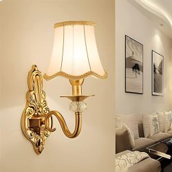 ambiente de sala com evidência uma luminária de parede em formato de abajur moderna.