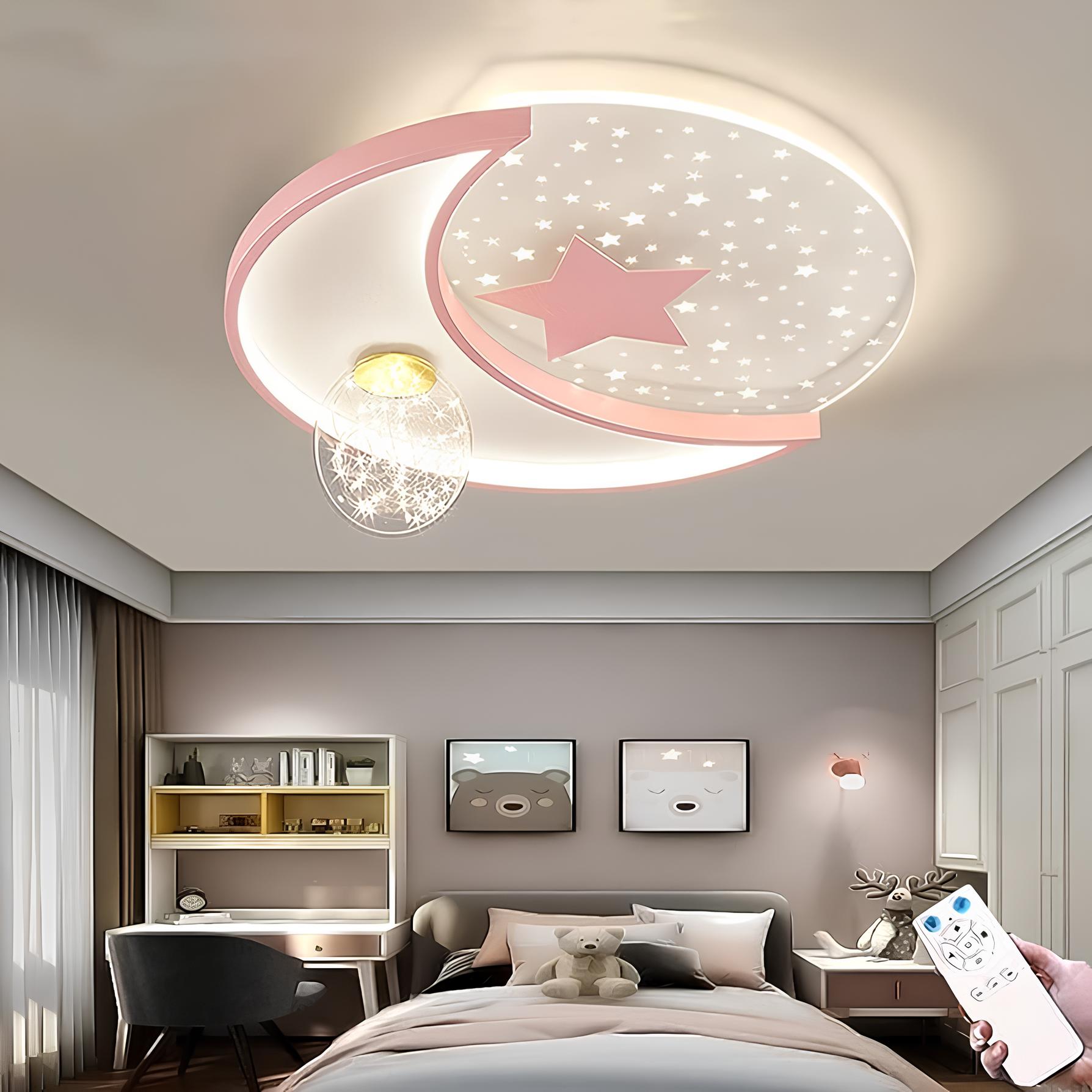 quarto infantil moderno e amplo com cama, almofadas e um ursinho em cima da cama, ao lado da cama um criado mudo com um urso sentado decorando e do outro lado uma mesinha com cadeira para estudos, na parede ao fundo atrás da cama dois quadros decorativos com desenhos de ursinhos.