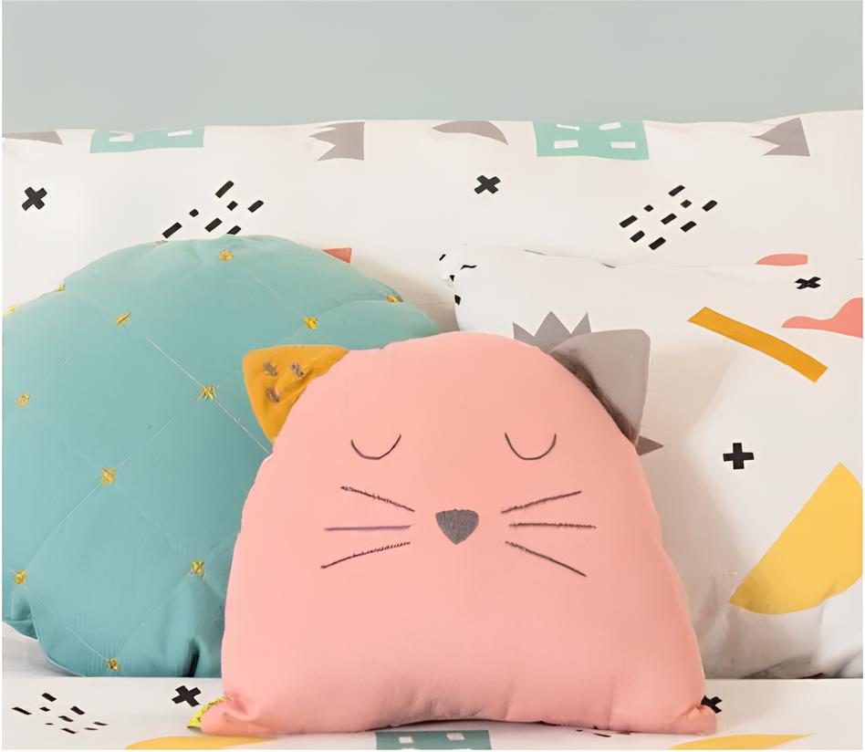 três modelos de almofadas infantis em formato de gatinhos 