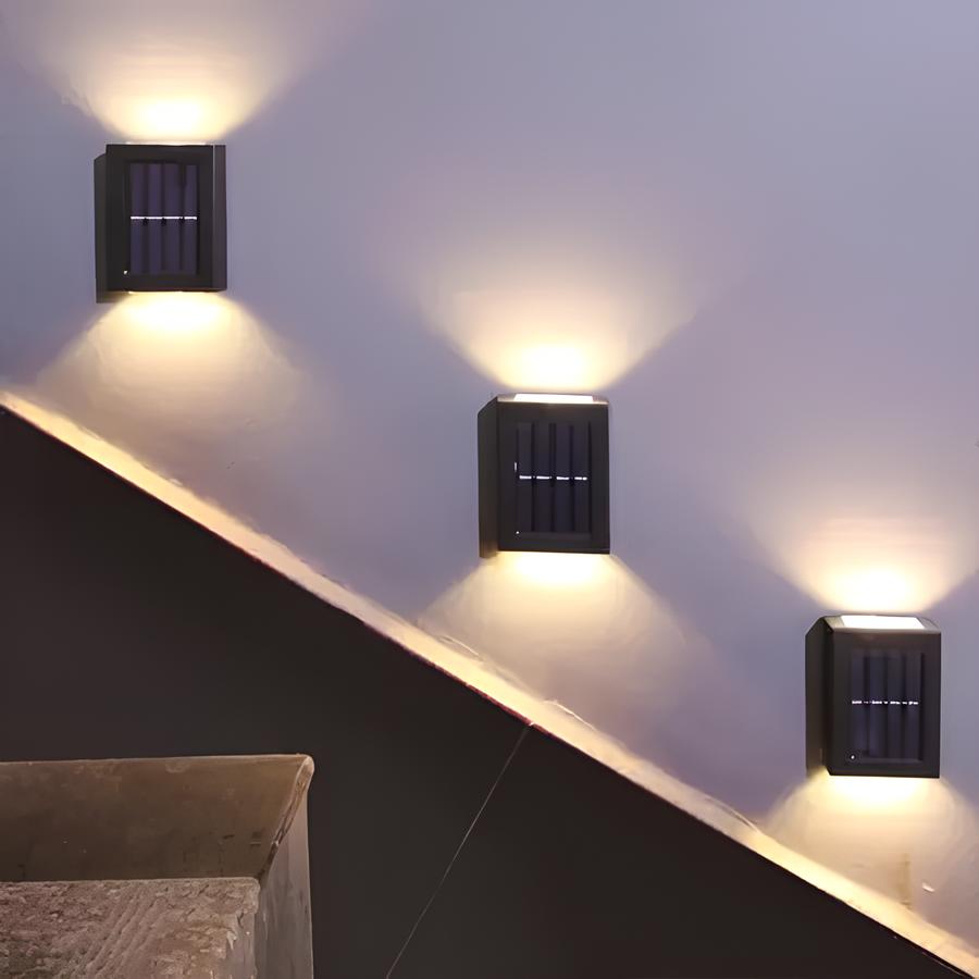 escadas com parede lateral com luminárias de LED de parede.
