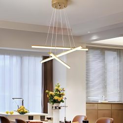 ambiente com mesa e cadeiras com decoração moderna e uma luminária LED pendente.