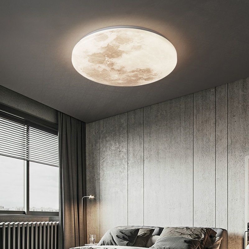 quarto com uma cama de casal, com uma luminária grande no teto em formato de lua, ao lado da cama janela com persianas.