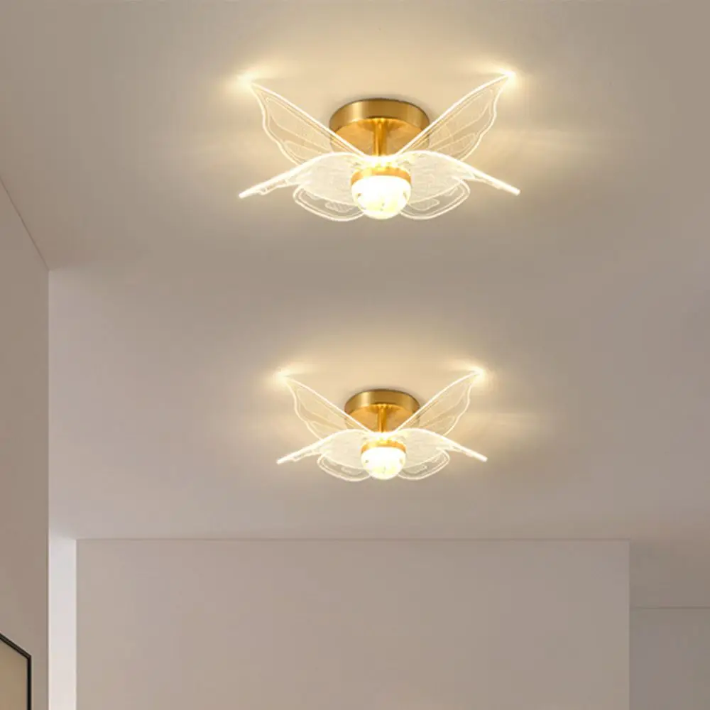 modelo de duas luminárias rebuscadas em um teto de gesso.
