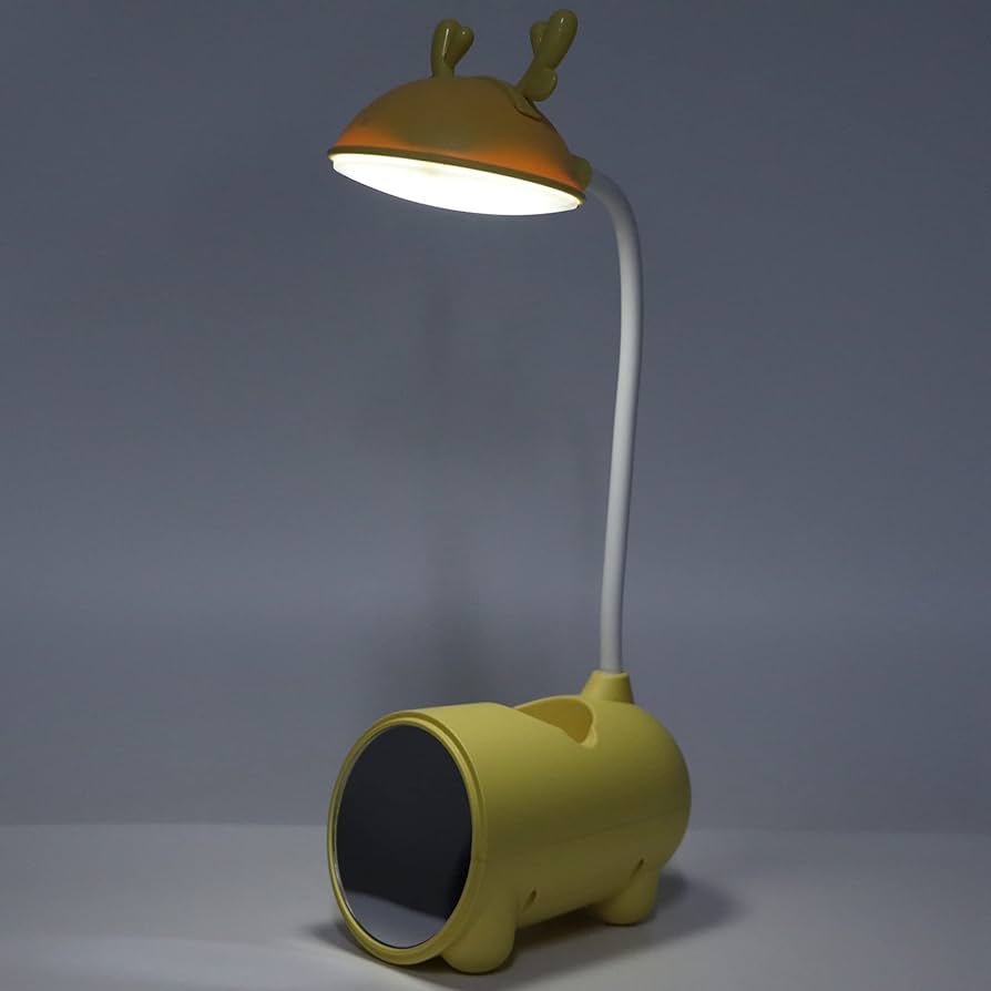 modelo de uma luminária de mesa na cor verde com saída para USB.