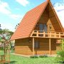 casas de madeira estilo chalé, com dois andares, em cima uma sacada, em volta gramado.