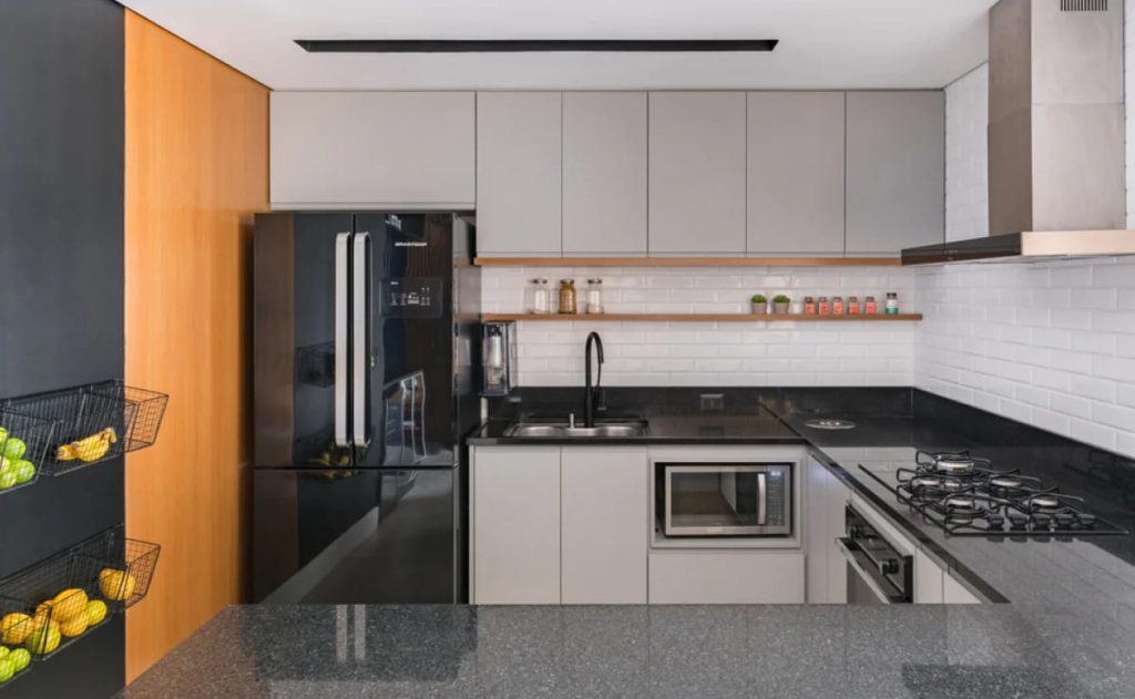 um cozinha planejada com mármores