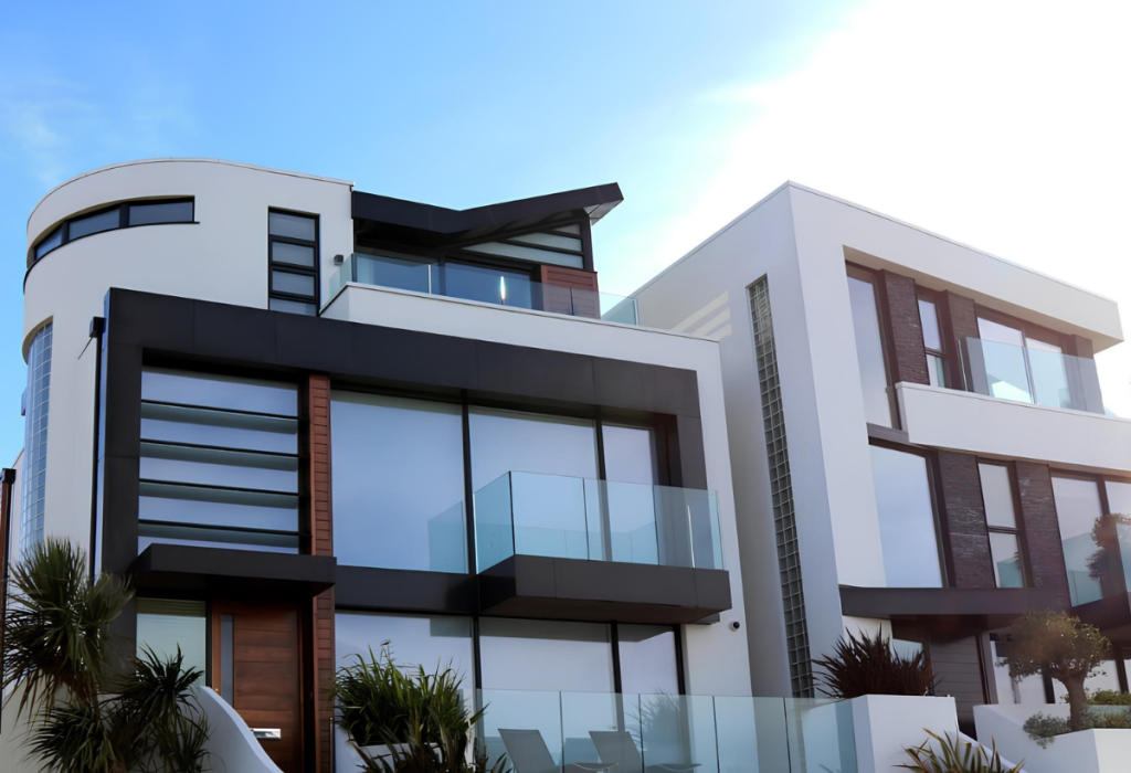 Uma casa com arquitetura moderna.